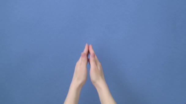 격리 된 배경 위에 있는 코카서스 소녀의 아름다운 손은 커다란 크기를 보여준다. — 비디오