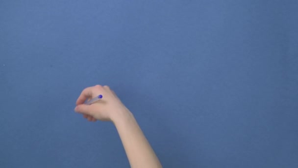 Schöne weibliche Hand zeichnet mit einem Kugelschreiber auf einer leeren Leinwand. — Stockvideo