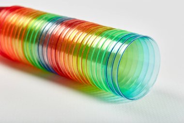 Birçok renkli gökkuşağı renkli plastik bardaklar bir araya dizilmiştir..