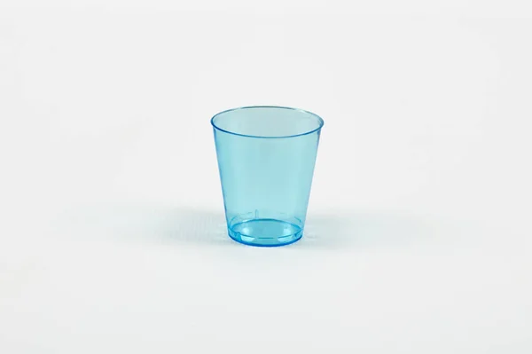 Gros plan d'un verre bleu avec un fond épais. Prendre soin de l'environnement. — Photo