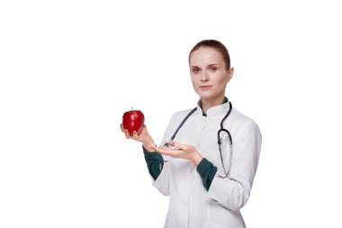 Meyve yeme kavramı. Doktorun elinde bir elma var..