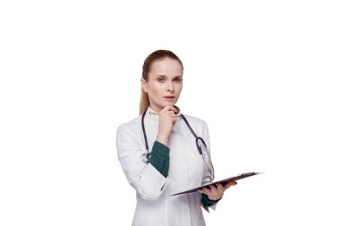 Doktor elinde bir dosya tutuyor ve hastaya hangi ilacı yazacağını düşünüyor..