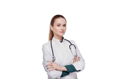 Beyaz doktor önlüklü güzel bayan doktor kameraya bakıyor..