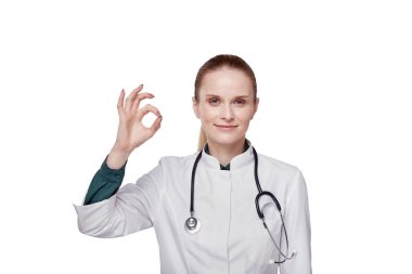 Tıp önlüklü güzel kadın doktor her şeyin yolunda olduğunu gösteriyor.