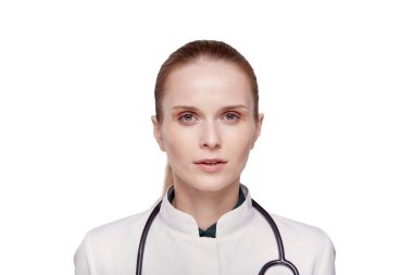 Kameraya bakan bir doktorun yüzünü kapat. Boynunda bir fonendoskop var..