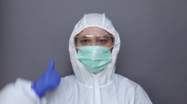 Koruyucu kostümlü bir kadın işaret gibi
