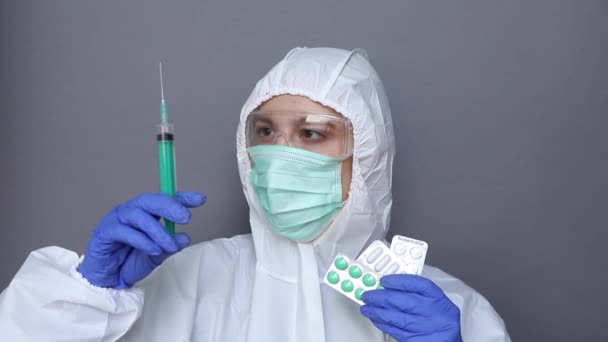 Vrouw in beschermende kleding met vaccin tegen coronavirus — Stockvideo