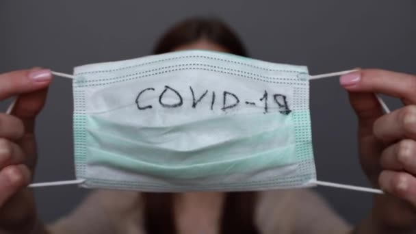 Kvinde viser Kirurgisk maske til at beskytte Covid19, coronavirus – Stock-video