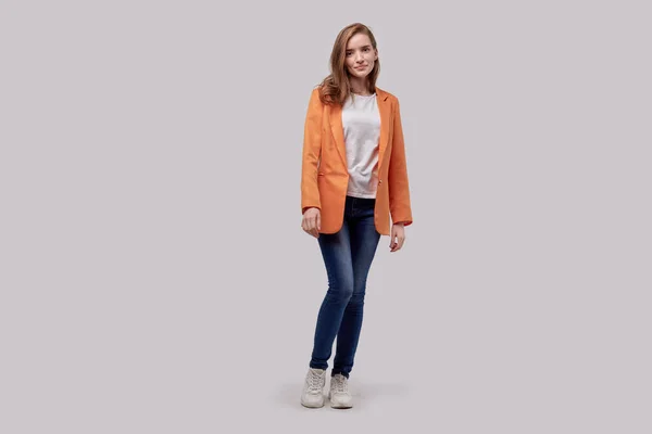 Chica linda de longitud completa en ropa casual de moda, una chaqueta naranja brillante — Foto de Stock