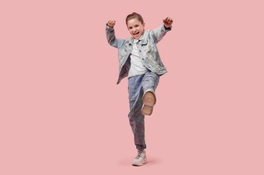 Güzel kız kotlarla dans ediyor..