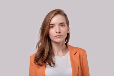 Doğal görünümlü güzel bir genç kızın yakın plan yüzü..