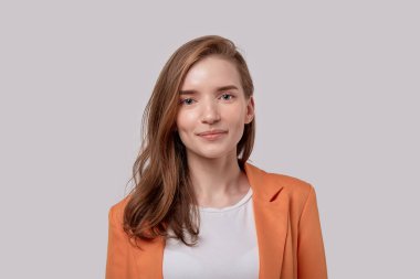 Doğal makyajlı mutlu kızın yakın plan yüzü. Kız kameraya bakıyor..