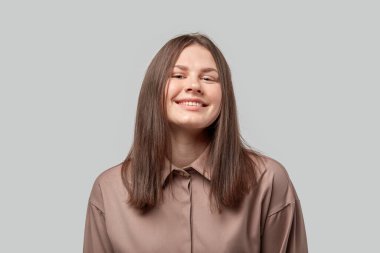 Gülümseyen esmer kız geniş bir gülümseme ile. İnsani samimi duygular