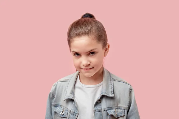 Close up portrait of a beautiful girl in a fashionable denim jacket. Brown eyes. — Stock Photo, Image