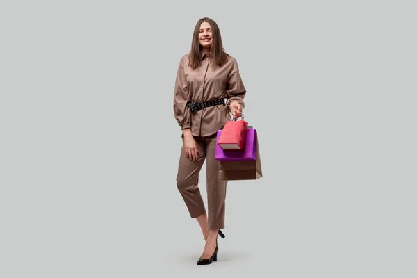 Mujer de negocios de pleno crecimiento sosteniendo bolsas de compras en sus manos . — Foto de Stock