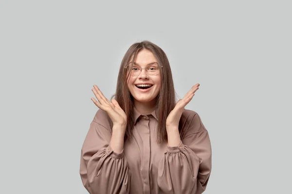 Close up portret van een gelukkig meisje in bril voor visie. — Stockfoto