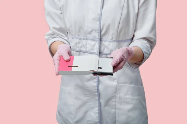 Ο οδοντίατρος δείχνει από κοντά ένα κουτί με σιδεράκια. Χέρια σε ιατρικά γάντια. — Φωτογραφία Αρχείου
