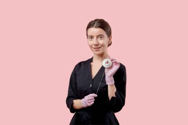 Sevimli bir kız ellerini tutar ve diş ipini gösterir..