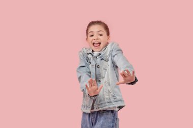 Korkmuş kız ellerini öne uzattı, kendini şiddete ya da saldırganlara karşı korudu.