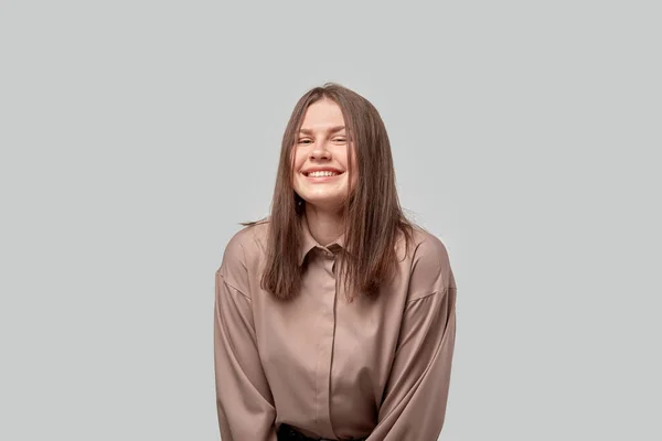 Hermosa chica morena con una amplia sonrisa. Emociones humanas . — Foto de Stock