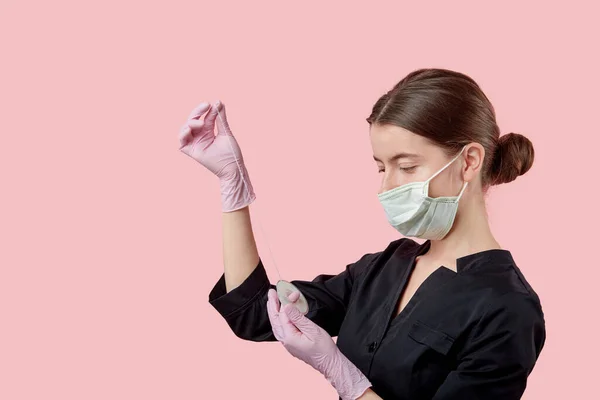 Een jong meisje met een medisch masker komt tot rust. In een schoonheidssalon met een masker — Stockfoto