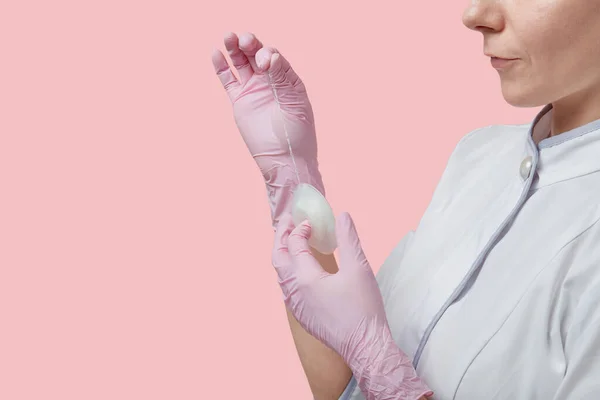 Close-up van het afrollen van de flos. Handen in medische handschoenen. — Stockfoto