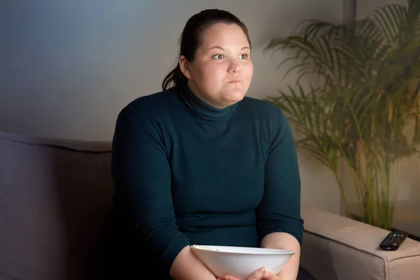 Ridendo, ragazza felice davanti alla TV con popcorn. — Foto Stock