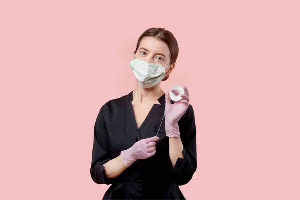 Een jong meisje met een medisch masker komt tot rust. In een schoonheidssalon met een masker — Stockfoto