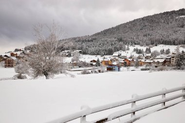 Kış mevsiminde sık ormanlarla kaplı güzel yüksek dağ.