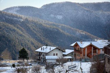 Ormanlar ve tepelerin arasında duran büyük, güzel bir ev..