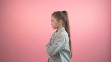 Uzun saçlı güzel bir kız başparmağını kaldırır ve kameraya bakar..