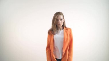 Güzel bir kıza bak, kameraya bak, flört et..