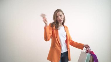 Elinde boş bir kartla mutlu bir kız. Pokpki 'nin ellerinde, hediyeler.