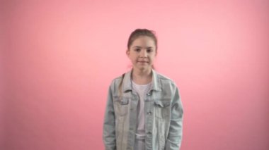 Şık kot ceketli güzel bir kızın portresi. Kameraya bak..