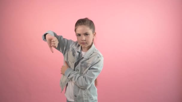 Çocuk kız baş parmak hareketi gösteriyor. Moda kıyafetleri.. — Stok video