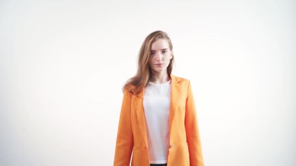 Chica joven en ropa de moda que apunta a un lugar un lugar para la publicidad . — Vídeos de Stock