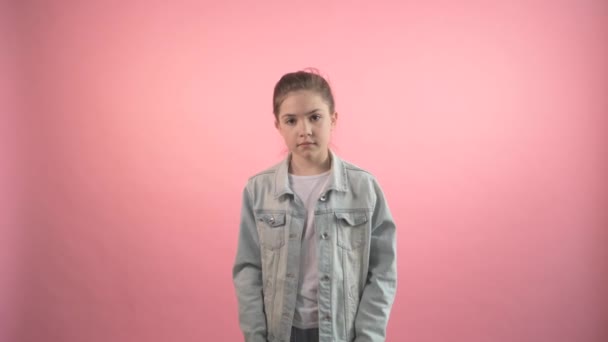 Girl folded her hands together, looking at the camera and asking for something — Stock Video