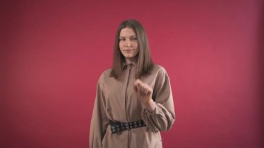 Jest yap ve beni ara. Kız kamerayı işaret ediyor. İnsan duyguları.