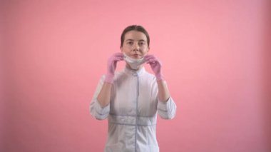 Doktor sabahlık, tıbbi eldiven ve maske takıyor. Pandemik koruma.