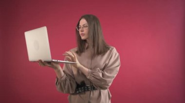 Mutlu bir kız dizüstü bilgisayara bakar ve iyi haberlerin, zaferin tadını çıkarır ve kazanır..