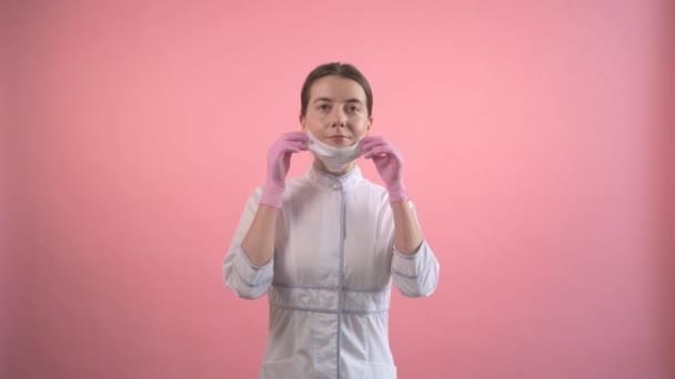Läkaren i morgonrock, vårdhandskar och mask. Skydd mot pandemier. — Stockvideo