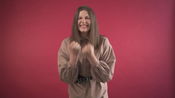 Une fille en colère crie et agite les mains. Sincère émotion de colère. — Video