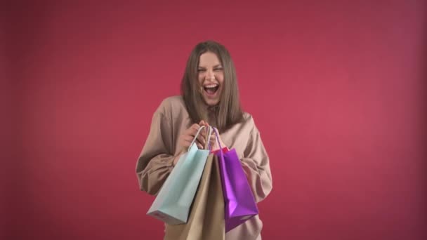 En glad ung brunett flicka köpte presenter till sin familj på semester. — Stockvideo