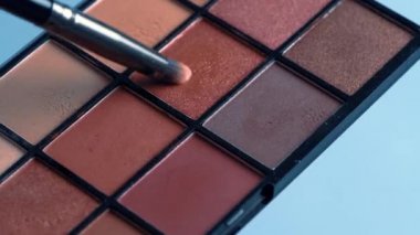 Profesyonel çok renkli göz makyajı arka planı, yakın plan, yakın plan. Makyaj.