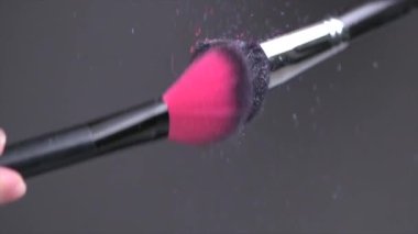 İki kozmetik gölgenin çarpışması. Yavaş çekim.