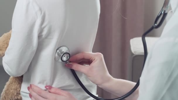 Examen del terapeuta. Doctora con fonendoscopio en la mano . — Vídeos de Stock