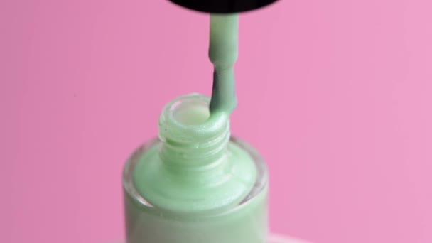 Aplique esmalte de uñas verde claro al pincel. Pasa un cepillo por el cuello de la lata . — Vídeos de Stock