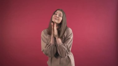 Kız ellerini kavuşturdu ve bir şey istedi. İnsani duygu