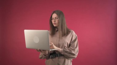 Kıza harika bir fikir geldi ve o çalışmaya başladı. Dizüstü bilgisayarla çalış..