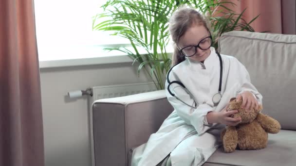 Le médecin examine le patient. Fille dans un manteau médical. — Video